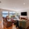 The Bach - Luxury Waterfront Living with Spa Pool - Rotorua