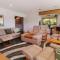The Bach - Luxury Waterfront Living with Spa Pool - Rotorua