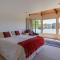 The Bach - Luxury Waterfront Living with Spa Pool - Rotorua