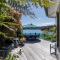 The Bach - Luxury Waterfront Living with Spa Pool - Rotorua