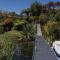 The Bach - Luxury Waterfront Living with Spa Pool - Rotorua