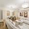 Luxe 2BR with Marina View in JBR and Walk to the Beach - 迪拜