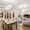 Luxe 2BR with Marina View in JBR and Walk to the Beach - 迪拜