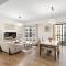Luxe 2BR with Marina View in JBR and Walk to the Beach - 迪拜