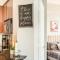 Executive 2BR 2BATH Condo with Lakeview Steps from SQ1 - 米西索加