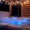 Private Chalet with Fireplace Hottub and Game Room - بيتيل
