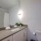 Ten Minutes to Broadway Alluring Gated Townhome - 纳什维尔