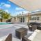 Pool House Escape w Hot Tub Game Room Wi-Fi - 海里亚市