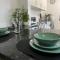 Charming House - Walking distance to Town Centre - Sleeps 6 - Free Parking, Self-Check-In, Fast WiFi and Smart TV by Yoko Property - 拉格比
