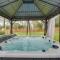 8 Mi to Uptown Home with Hot Tub in Charlotte! - تشارلوت