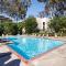 Mediterranean LA Loft w Pool, Fitness Room & Tennis Courts - Los Angeles