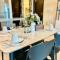 Homes 2 Retreat - Chic 1BR with Balcony & Lake Views in JLT - Dubaj