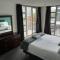 Large 3 bedroom apartment steps from Queen St - 奥克兰