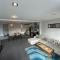 Large 3 bedroom apartment steps from Queen St - 奥克兰