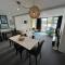 Large 3 bedroom apartment steps from Queen St - 奥克兰