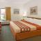 Super 8 by Wyndham Hampshire IL