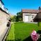 Stunning Yew Tree Cottage