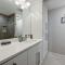 Stylish Downtown Gem - Sleeps 8 - Fire pit - Ensuite Baths - Austin