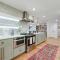 Stylish Downtown Gem - Sleeps 8 - Fire pit - Ensuite Baths - Austin