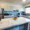 Deany's Uptop Luxury Suite - The Valley