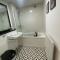 Centrally Located Apt with Parking - Walsall