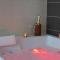 Le Clos des Tilleuls D Day Home, Chambres d'hôtes, Suite avec Sauna Privatif, Suite avec balnéothérapie privative, en supplément option SPA bain à remous - 拉文德利
