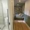 Market Haven Studios, Multiple Units Available Perfect for Mid Term Stays, Buisness, Leisure, Travelers with Sofa Beds on request
