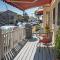 2bd 2ba, steps to the beach, sleeps 6, AC, and parking - 长滩