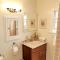 2bd 2ba, steps to the beach, sleeps 6, AC, and parking - 长滩