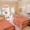 2bd 2ba, steps to the beach, sleeps 6, AC, and parking - 长滩