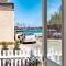 2bd 2ba, steps to the beach, sleeps 6, AC, and parking - 长滩