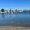 2bd 2ba, steps to the beach, sleeps 6, AC, and parking - 长滩