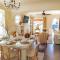 2bd 2ba, steps to the beach, sleeps 6, AC, and parking - 长滩