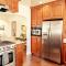 2bd 2ba, steps to the beach, sleeps 6, AC, and parking - 长滩