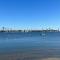 2bd 2ba, steps to the beach, sleeps 6, AC, and parking - 长滩