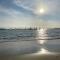2bd 2ba, steps to the beach, sleeps 6, AC, and parking - 长滩