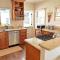2bd 2ba, steps to the beach, sleeps 6, AC, and parking - 长滩