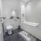 NEW Spacious Entire Home With Parking - Kent