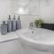 NEW Spacious Entire Home With Parking - Kent