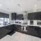 NEW Spacious Entire Home With Parking - Kent