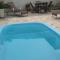 Casa com piscina duas quadras da praia