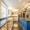 8 Bedroom Farmhouse with Pool Complex 5 mins from Celtic Manor - 纽波特