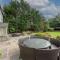 8 Bedroom Farmhouse with Pool Complex 5 mins from Celtic Manor - 纽波特
