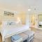 Walk to Ocean Home with Pool in Holmes Beach - هولمز بيتش