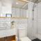 Gorgeous City Views 64th Floor 3BR APT with Pool & Gym