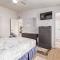 Relaxing 2BR plus Den Golf Retreat with Backyard and BBQ - 森城