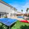 Sunny 5BR 4.5 Bath Las Vegas Retreat with Pool - لاس فيغاس
