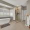 Sunny 5BR 4.5 Bath Las Vegas Retreat with Pool - لاس فيغاس