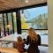 Luxury Lakefront Container Home with Sauna, Fishing, Mountain Views - بلاك هوك