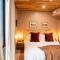 Luxury Lakefront Container Home with Sauna, Fishing, Mountain Views - بلاك هوك